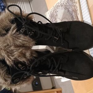 Chic Black Fur-Trimmed Heeled Boots